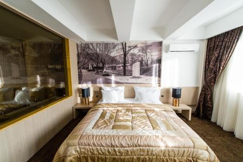 Una cama o camas en una habitación de City Hotel Mostar