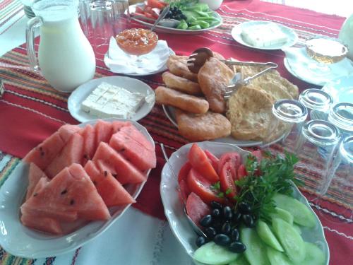 Una mesa con platos de comida sobre una mesa. en Popsokol House, en Bratsigovo