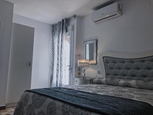 a bedroom with a large bed and a mirror at Retiro del Teatro Almagro in Almagro