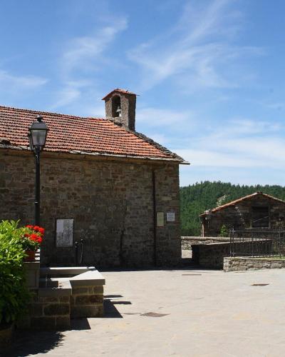 a stone building with a clock tower on top of it at Agriturismo Vezzano in Chiusi della Verna