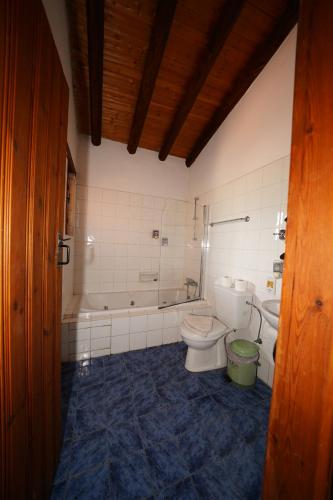 Koupelna v ubytování Linos Inn