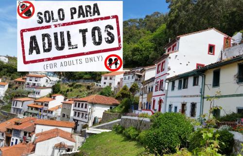 um sinal que lê panzaablos solo em uma aldeia em Apartamentos La Casa del Pintor em Cudillero