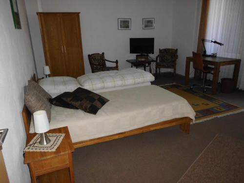 sypialnia z 2 łóżkami i stołem z lampką w obiekcie Ferienwohnung Christa Rohde w mieście Bad Münder am Deister