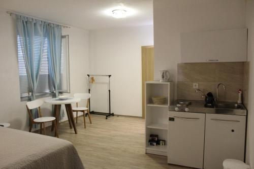 Kuchyň nebo kuchyňský kout v ubytování Apartmani Moon