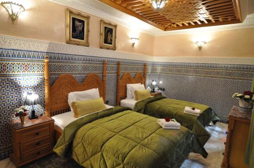מיטה או מיטות בחדר ב-Dar Al Madina Al Kadima