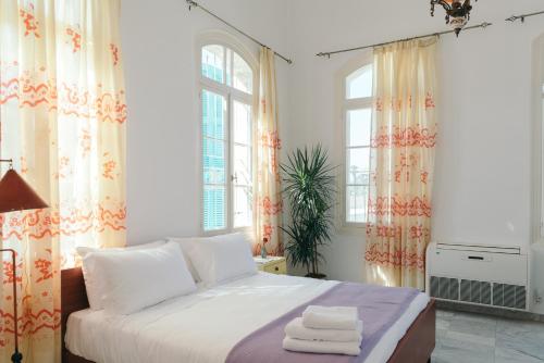 1 dormitorio con 1 cama con toallas en Beit El Bahr en Ţabarjā