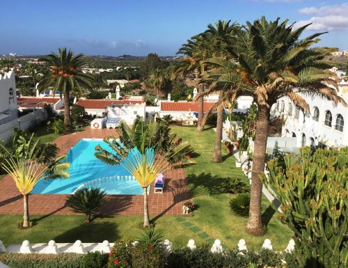 Widok na basen w obiekcie Sea view villa with private garden and barbecue terrace lub jego pobliżu