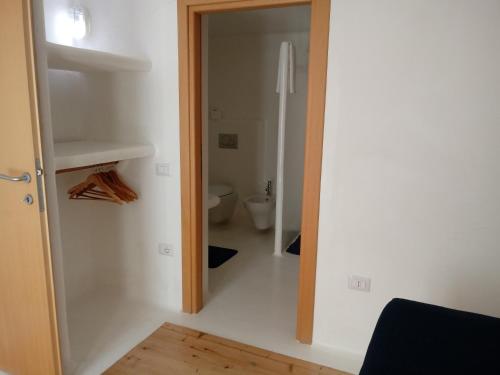a bathroom with a toilet and a mirror at casa Namaste in Porto Columbu - Perdʼe Sali