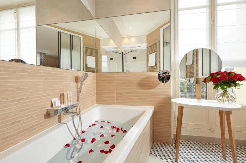 Koupelna v ubytování Hôtel de Sévigné