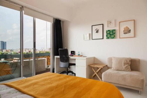 een slaapkamer met een bed, een bureau en een raam bij Lovely View Ensuite Room in Brussel
