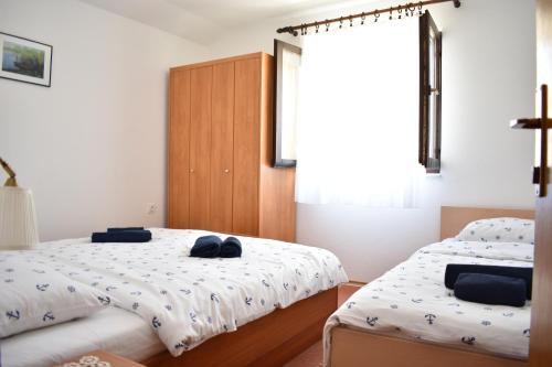 1 Schlafzimmer mit 2 Betten und einem Fenster in der Unterkunft Apartman Nin-Dodo in Nin