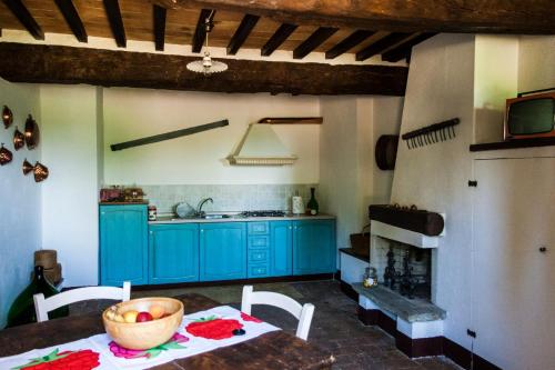 Una cocina o cocineta en Le Terre di Caprano