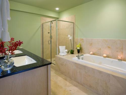Ett badrum på Grand Eastonian Hotel & Suites Easton