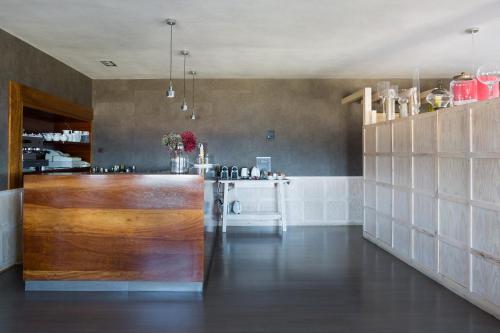 a kitchen with a counter and a counter top at Casa Maravilla in Faro de Peñas