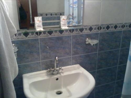 Apartment Pier في مدينة فارنا: حمام مع حوض أبيض ومرآة