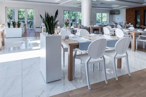 Reštaurácia alebo iné gastronomické zariadenie v ubytovaní Hotel Falcon