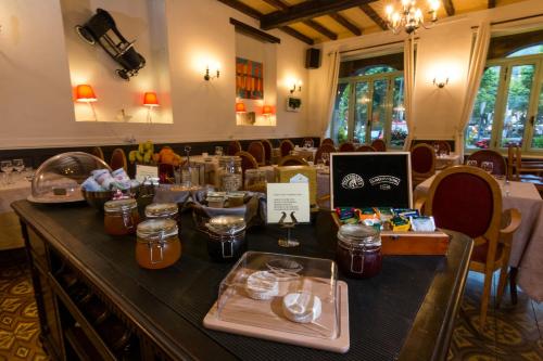 un ristorante con tavolo e cibo sopra di Ma Petite Auberge a Castellane