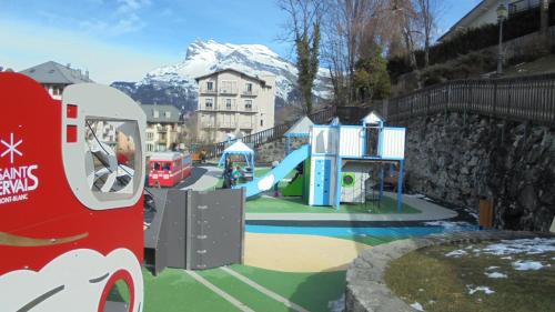 une aire de jeux avec un toboggan et une structure de jeu dans l'établissement joli T3 proche centre et télécabines, à Saint-Gervais-les-Bains