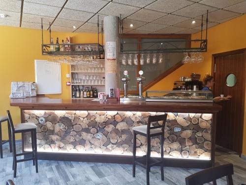 The lounge or bar area at Hostal los Esquiladores