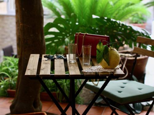 una mesa de madera con gafas y un bolso en A Passo Duomo, en Amalfi