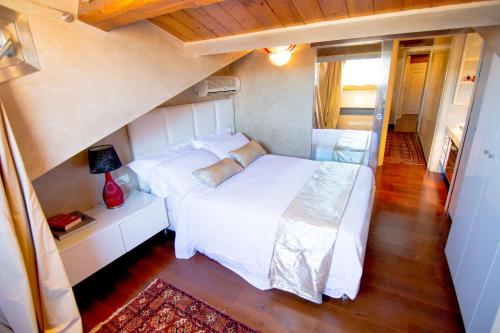 una camera con un grande letto bianco di Opera Luxury Apartment a Verona