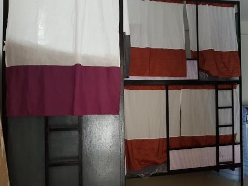 Μία ή περισσότερες κουκέτες σε δωμάτιο στο Sleepadz - Capsule Beds Dormitel in Magsaysay Ave Naga