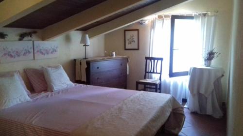 1 dormitorio con 1 cama, vestidor y ventana en Casale Angeli in Narni, en Narni