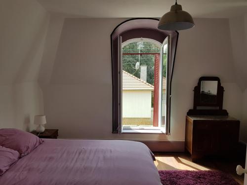 - une chambre avec un lit, une fenêtre et un miroir dans l'établissement Appartement 3 pièces, à Sedan