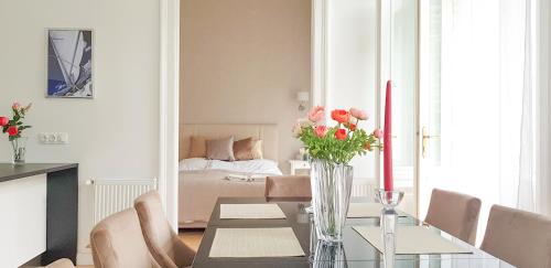 ブダペストにあるLuxury Park Apartmentの花瓶付きのテーブルのあるリビングルーム