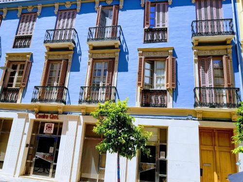 マラガにあるApartamento Casas de Camposの窓とバルコニー付きの青い建物