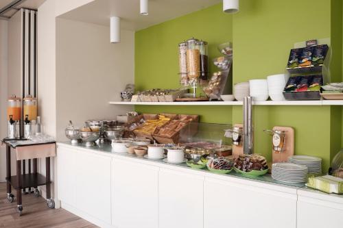 een keuken met een aanrecht met eten erop bij Hotel Corso Alaxi Hotels in Alassio