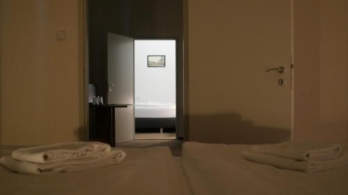 Llit o llits en una habitació de Hotel Bílý Koníček