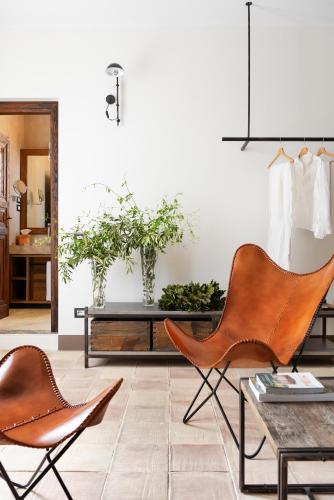a living room with two chairs and a coffee table at Momentum Wellness Bioresort in Marinella di Selinunte