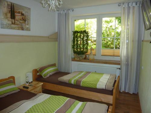 バート・ザクサにあるFerienwohnung Kranichのベッドルーム1室(ベッド2台、窓付)
