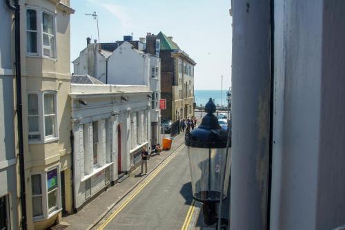 einen Blick aus dem Fenster einer Straße mit Gebäuden in der Unterkunft Mucky Duck House - Central- by Brighton Holiday Lets in Brighton & Hove