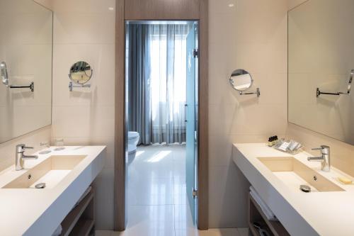 - Baño con 2 lavabos y 2 espejos en Catalonia Atocha, en Madrid