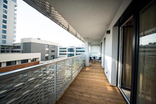 an apartment balcony with a view of a table at Apartamenty City Tower od WroclawApartament-pl in Wrocław