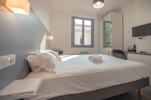 Кровать или кровати в номере Le Matisse Pau Centre