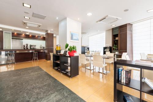 a kitchen and dining room with a table and chairs at Exe Puerta San Pedro in Lugo