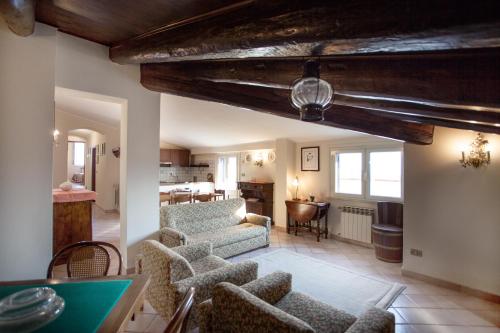 A bed or beds in a room at Skyline Appartament