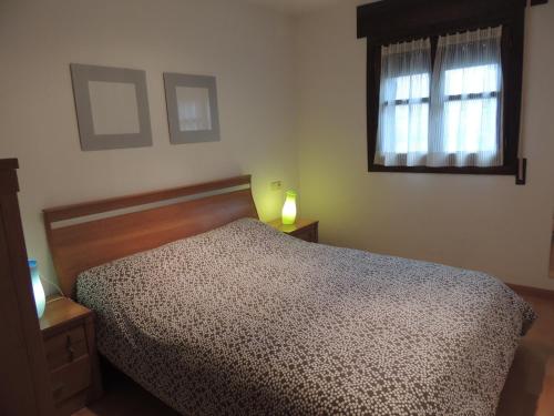ビエスカスにあるApartamento céntrico con WIFI en Biescasのベッドルーム(ベッド1台、窓付)