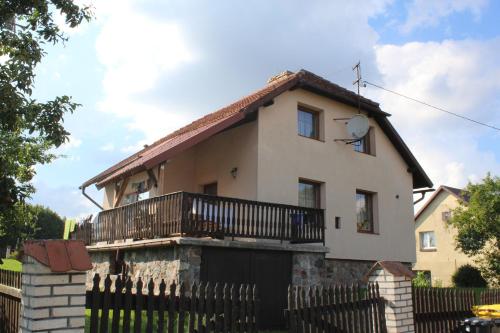 DziemianyにあるWypoczynek Kocia Góraの大白い家