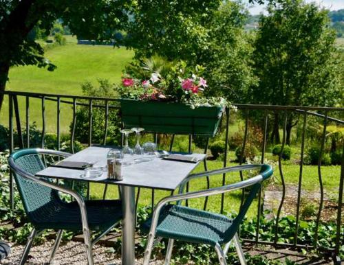 a table with two chairs and a table with at Auberge des 7 Tours in Martel