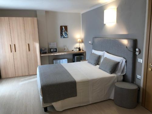 Ένα ή περισσότερα κρεβάτια σε δωμάτιο στο Hotel Edelweiss