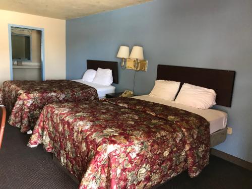 - une chambre d'hôtel avec 2 lits dans l'établissement Deluxe Inn Kilgore, à Kilgore