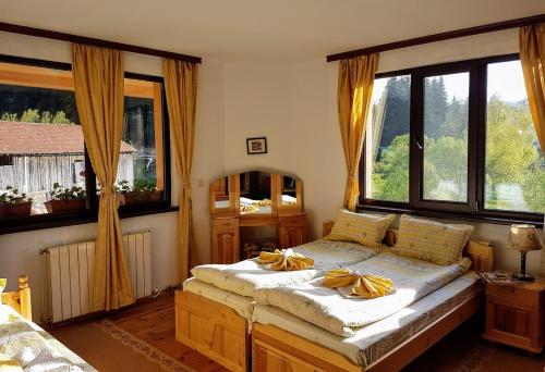 a bedroom with a bed with bananas on it at Къща за гости "Орлец" in Popovo