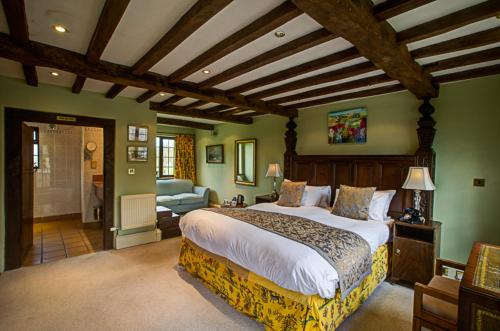 een slaapkamer met een groot bed in een kamer bij The Moonraker Hotel in Bradford on Avon