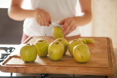 a person cutting up green pears on a cutting board at Abelardo's Home in Ribadesella