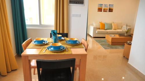  Harbour Island Residences -  Room  picture :   Tea/Coffee maker    Shower    TV                           