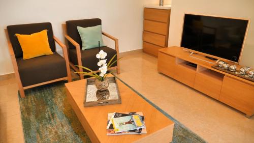  Harbour Island Residences -  Room  picture :   Tea/Coffee maker    Shower    TV                           